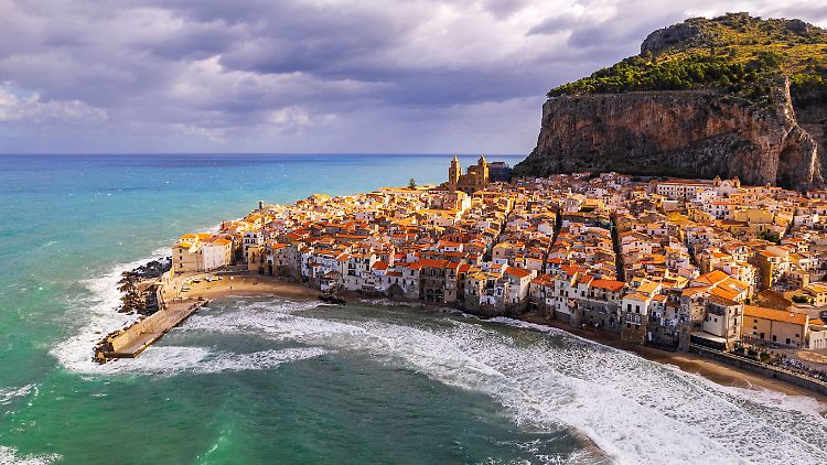 Cefalù zieht auch im Winter viele Touristen an. 