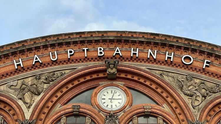 Am Bremer Bahnhof nahm die Bundespolizei den bewaffneten 23-Jährigen fest.