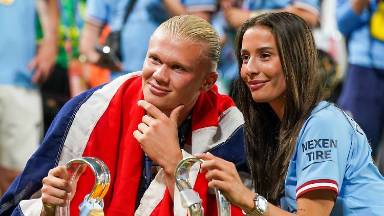 Die beiden halten jetzt keinen Pokal, sondern ihr Baby im Arm.