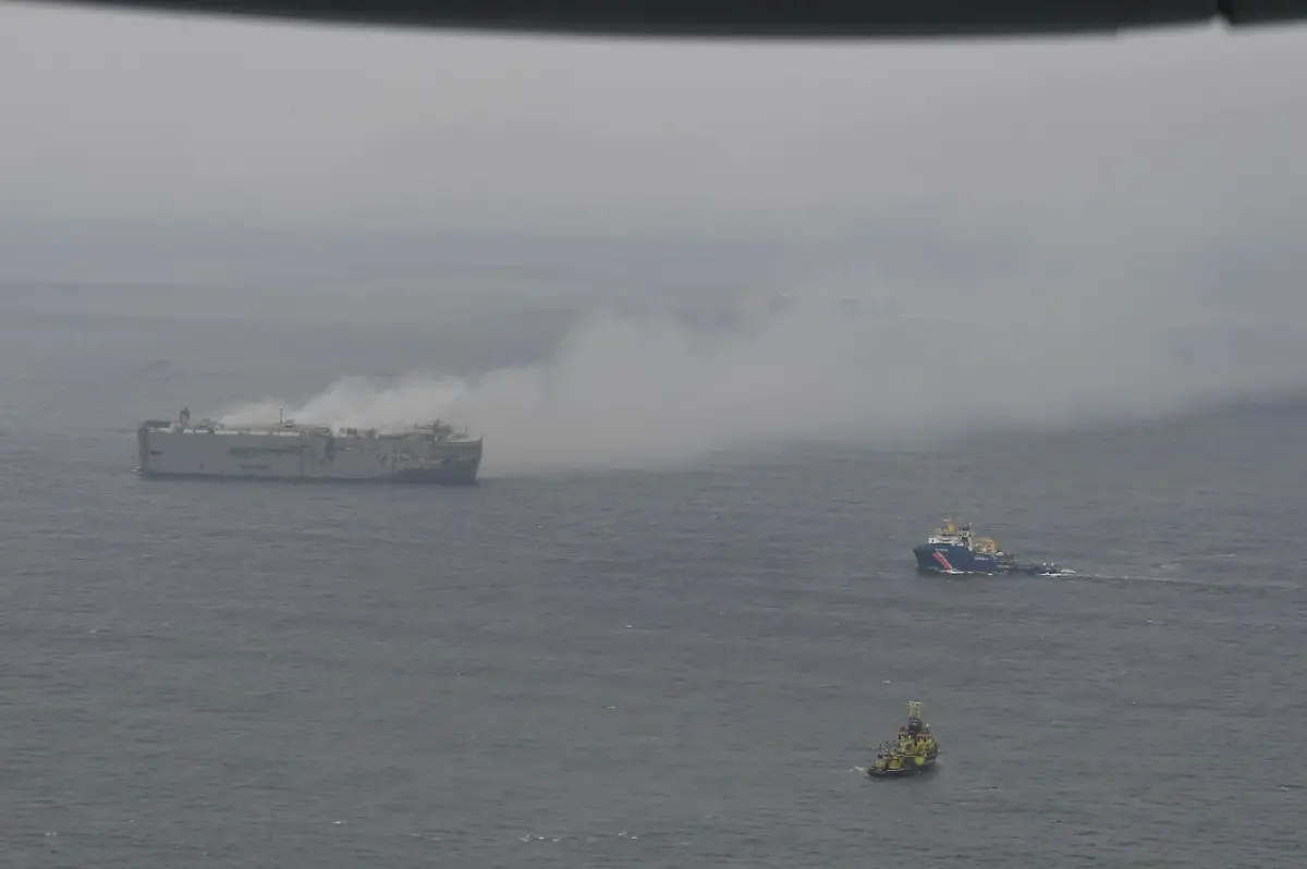 20230727-Fremantle-Highway-brandend-op-zee-scaled