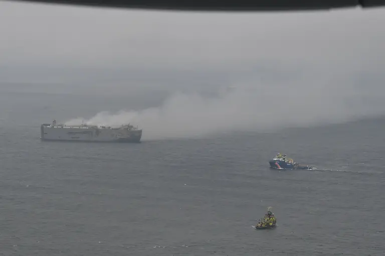 20230727-Fremantle-Highway-brandend-op-zee-scaled