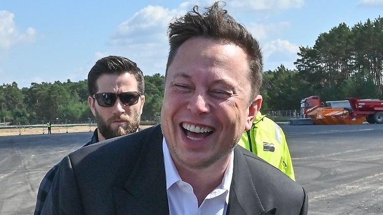 Musk lachte bei seinem Besuch der Tesla-Gigafactory in Grünheide 2020 über die Sorge um ausreichendes Wasser in der Region. 