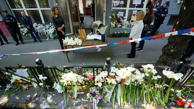 Der 13-jährige Angreifer tötet zehn Menschen in der Schule.