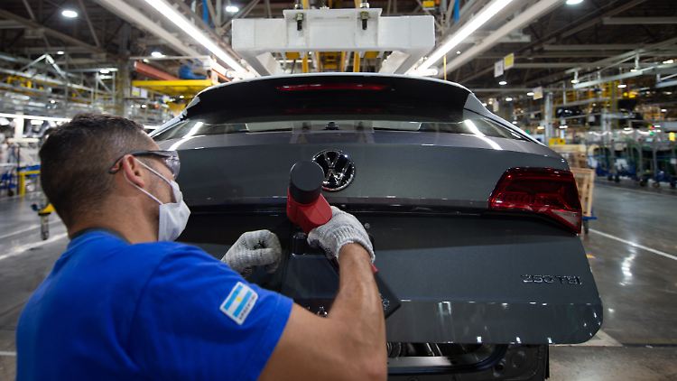 Die angedrohten Zölle der USA auf Importe aus Kanada und Mexiko könnten unter anderem dem kriselnden VW-Konzern das Leben noch schwerer machen. 