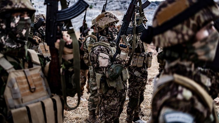 Neben HTS-Milizionären kämpften zahlreiche ausländische Dschihadisten gegen Assads Regierung. 
