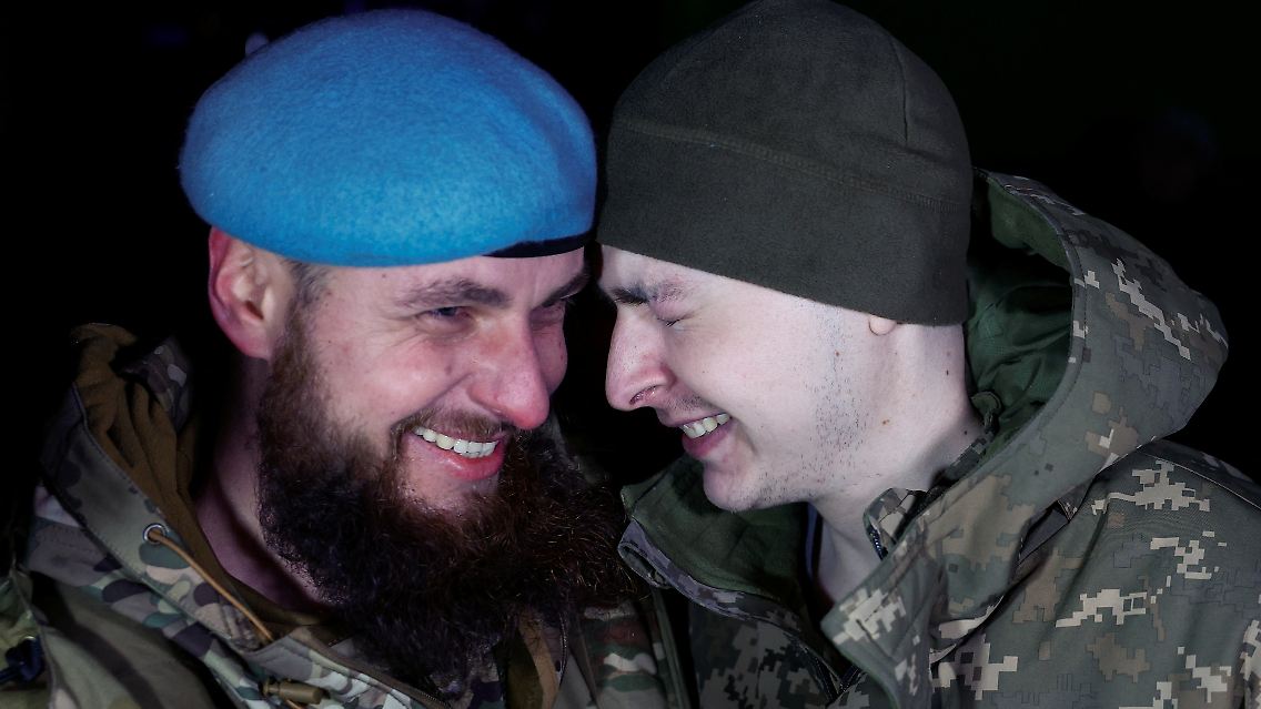Ein ukrainischer Kriegsgefangener wird bei seiner Rückkehr aus Russland in die Ukraine von seinem Bruder begrüßt.
