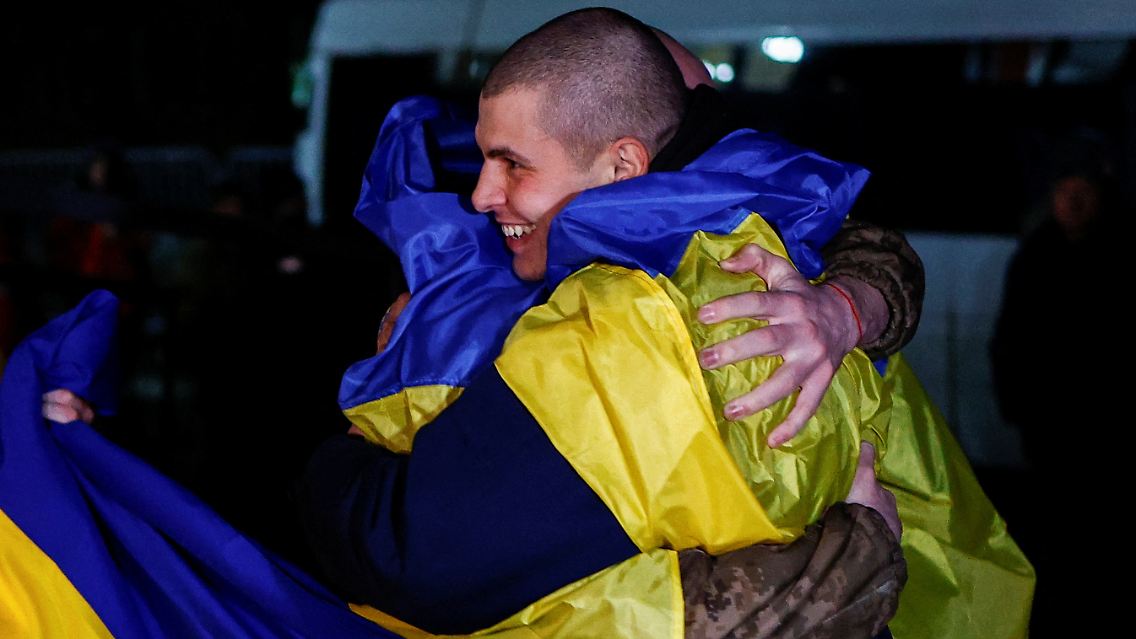 Ukrainische Kriegsgefangene umarmen sich bei ihrer Rückkehr aus Russland in die Ukraine.