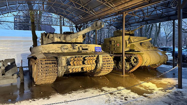 Panzerattrappen stehen am Eingang zum Gelände der Filmstudios. 