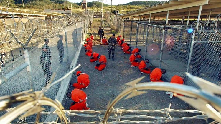 Diese Aufnahme aus dem Jahr 2002 zeigt Guantanamo-Gefangene in orangen Overalls. 