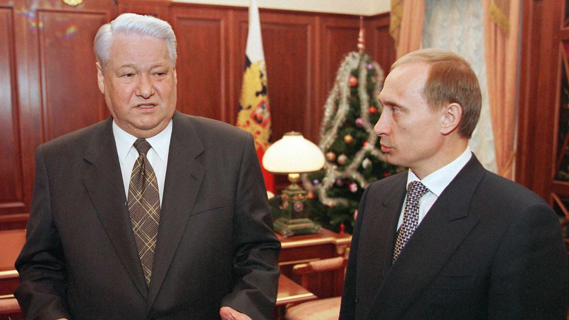 Als der damalige russische Präsident Boris Jelzin (l.) am 31. Dezember 1999 überraschend sein Amt niederlegte, übernahm der damalige russische Ministerpräsident Wladimir Putin verfassungsgemäß auch die Amtsgeschäfte des Präsidenten.