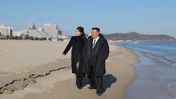 Die Staatsmedien setzten den Strandspaziergang von Vater und Tochter in Szene. 