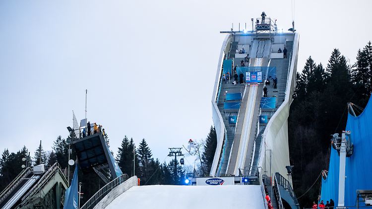 An der Olympiaschanze von Garmisch-Partenkirchen gibt es wieder Probleme mit dem Hochkommen.
