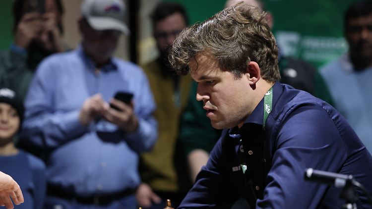 Magnus Carlsen spielt weiter um den WM-Titel im Blitzschach.