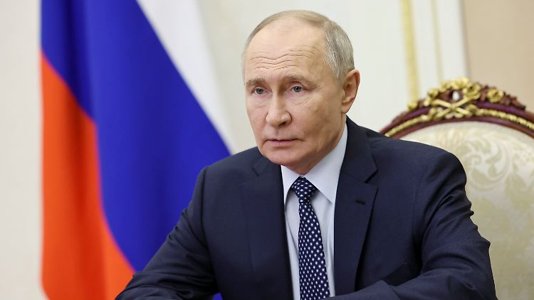 Putin feiert Silvester und seinen Amtsantritt vor 25 Jahren.