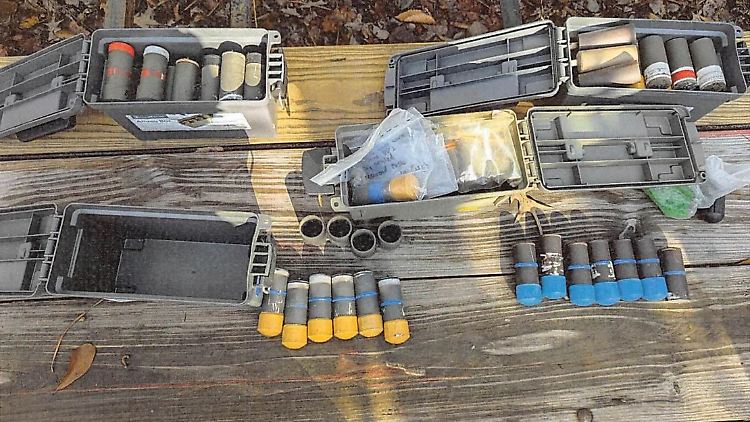 Das FBI präsentiert Dutzende Rohrbomben eines Mannes aus Virginia.