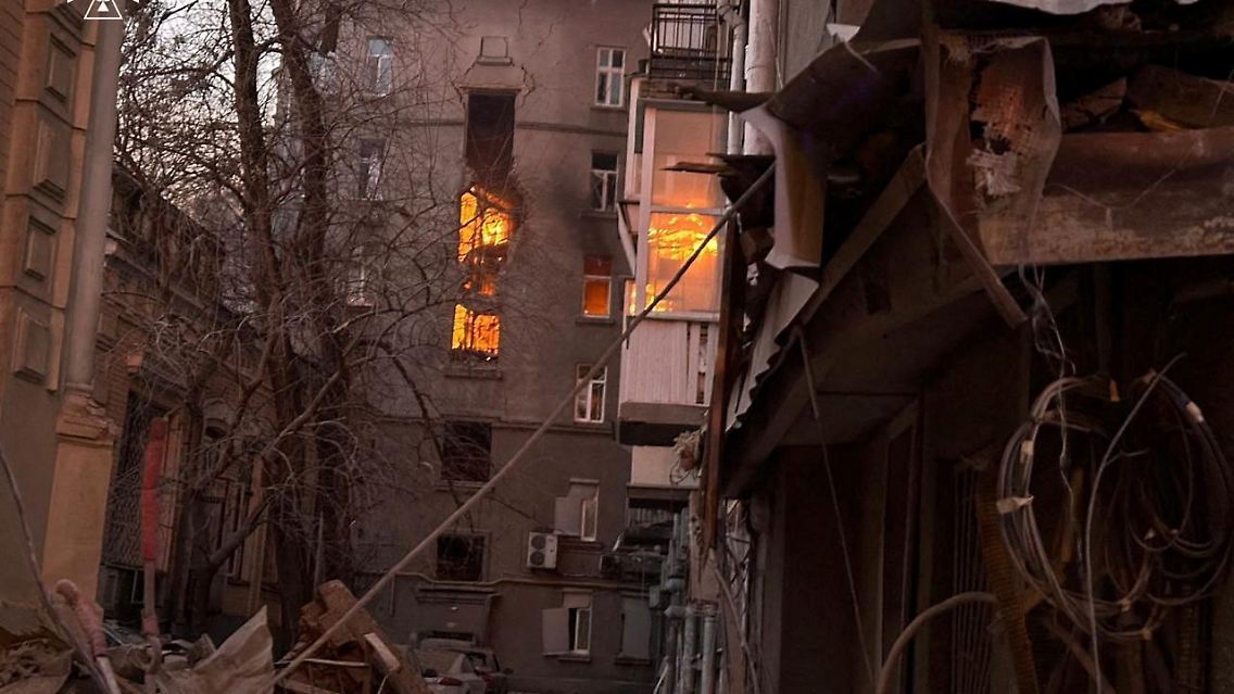Nach einem russischen Luftangriff auf Kiew ist in einem Wohnhaus ein Feuer ausgebrochen.