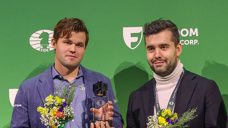 Mit einem zur Jeans passenden Jacket erfüllte Carlsen (l.) den Dresscode und konnte im Finale gegen Nepomnjaschtschi antreten.