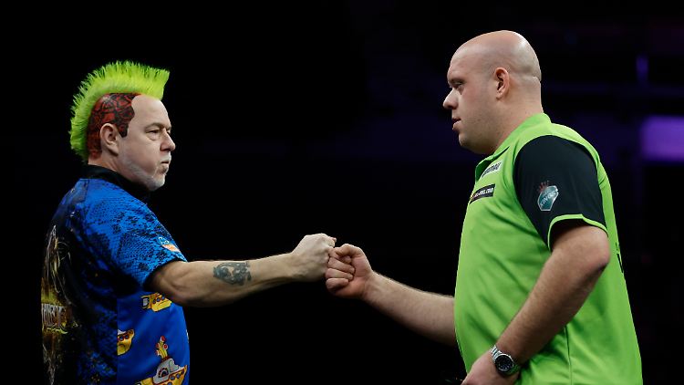 Peter Wright und Michael van Gerwen schicken sich Giftpfeile.