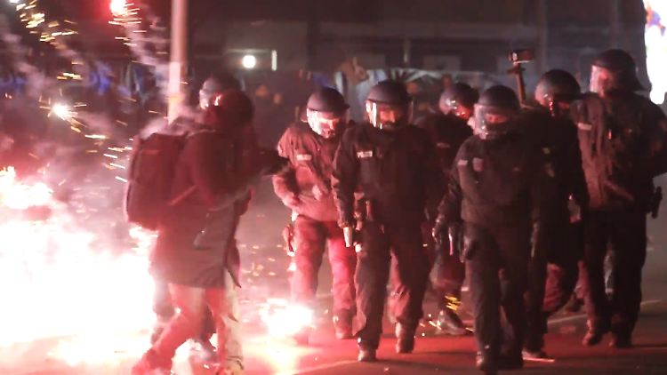 In vielen Fällen wurden Polizisten mit Feuerwerkskörpern angegriffen. 