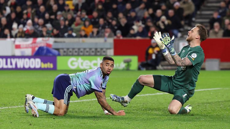 Gabriel Jesus freut sich noch nicht über sein 1:1, Mark Flekken dagegen leidet schon.
