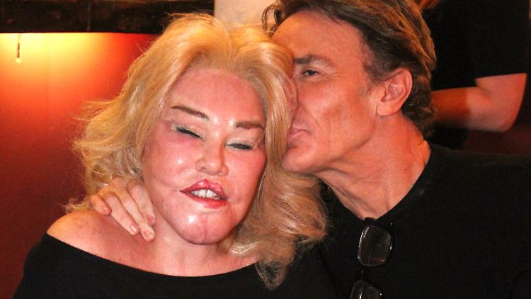 Ihr Gesicht war ihr Markenzeichen: Jocelyne Wildenstein vor wenigen Tagen in Paris bei einem Restaurantbesuch.