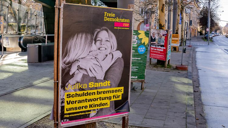 Die ersten Plakate zur Bundestagswahl hängen bereits. 