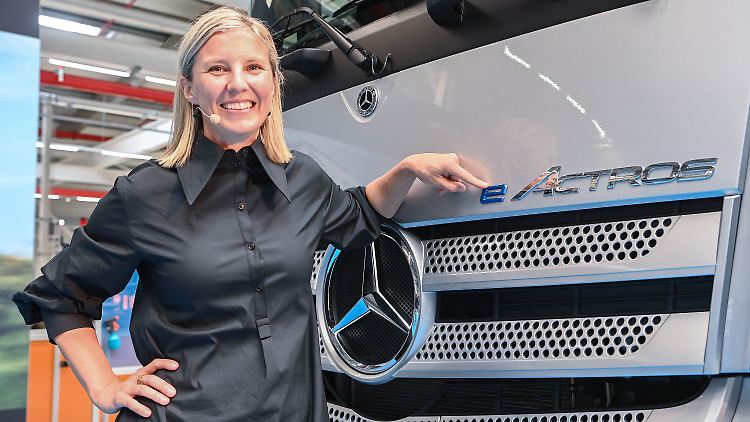 Trotz massiven Widerstands aus dem Betriebsrat hält Daimler-Truck-Chefin Karin Radström an ihren Plänen fest, 5000 Stellen in Deutschland zu streichen.