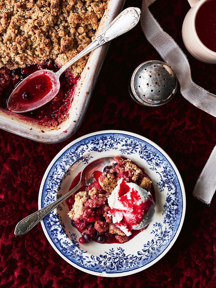 Geht schnell: Der warme Winter-Crumble steht nach einer Stunde auf dem Tisch.