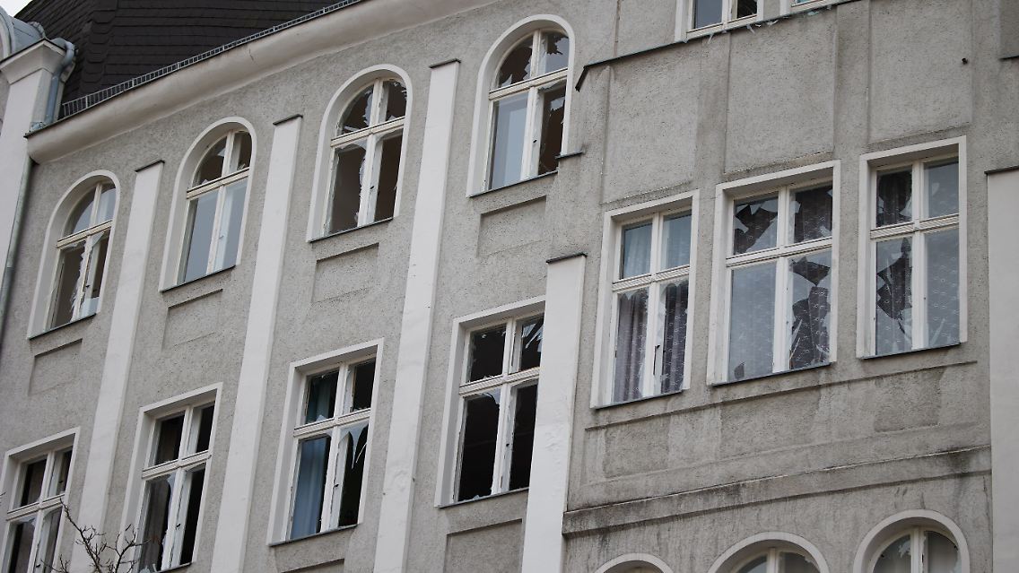 Die Sprengkraft der Kugelbombe in Schöneberg war enorm, wie diese Fassade eines Wohnhauses zeigt.