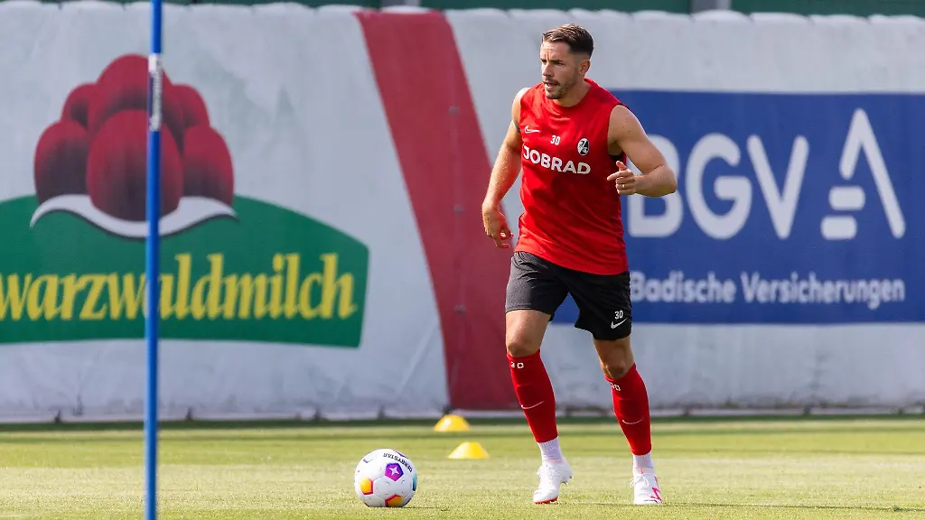 Christian-Guenter-vom-SC-Freiburg-trainiert-auf-dem-Trainingsplatz-des-SC-Freiburg