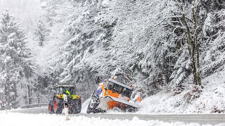 Da hilft nur noch schweres Gerät: Beim Wintereinbruch im Taunus an diesem Donnerstag gerät ein Räumfahrzeug auf Abwege.