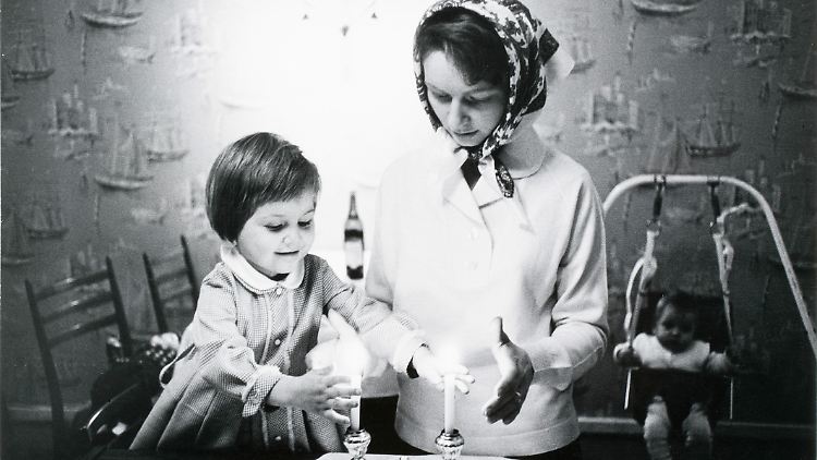 1961 fotografierte Freed in Frankfurt am Main eine Frau und ein Kind beim Kerzenanzünden an Schabbat.