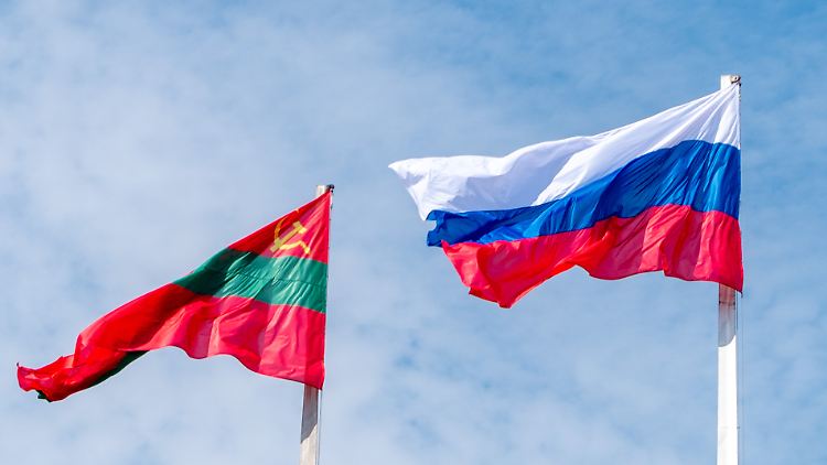 Die Flaggen Transnistriens und Russlands wehen in der Hauptstadt der international nicht anerkannten Republik. 