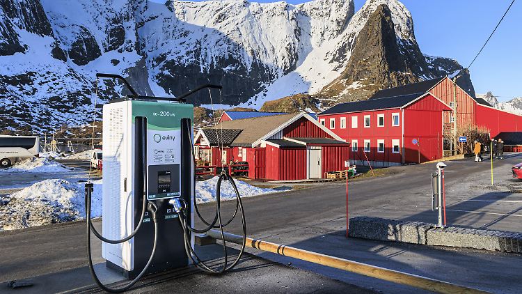 Ein Elektroauto aufzuladen ist in Norwegen selbst in abgelegenen Gebieten kein Problem.