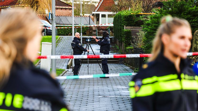 Beamte am Tatort, wo der schwer verletzte 81-Jährige am Morgen aufgefunden worden war.