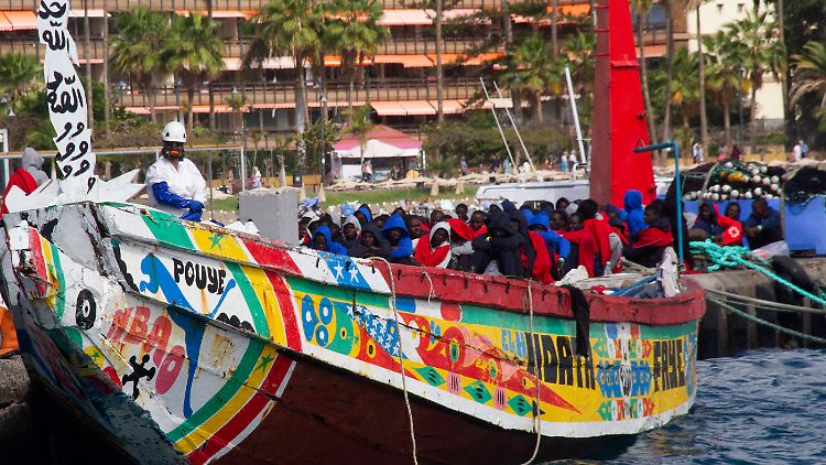 Ein Migrantenboot mit 144 Menschen an Bord erreicht im Februar 2024 Los Cristianos auf Teneriffa. Viele andere hatten weniger Glück. 