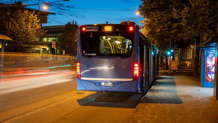 Ein Bus hält - nun ist äußerste Vorsicht angesagt - besonders wenn Kinder ausgestiegen sind.