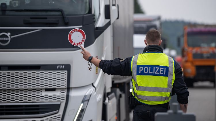 Wenn Polizisten Lkw aus dem Verkehr ziehen, finden sie oft Verstöße gegen Vorschriften.