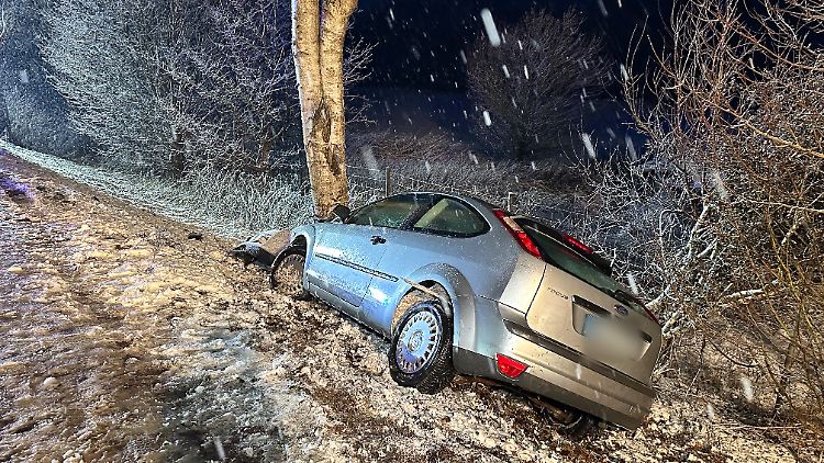 Unfall im Landkreis Neumarkt: Ein Auto schlittert gegen einen Baum.