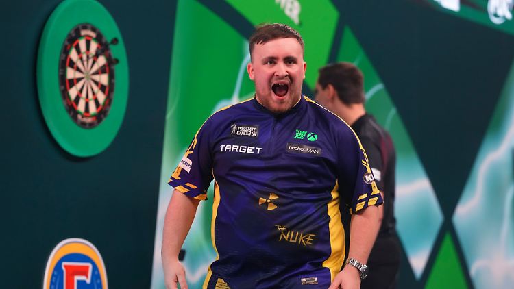 Luke Littler kann am heutigen Freitagabend mit 17 Jahren Darts-Weltmeister werden.