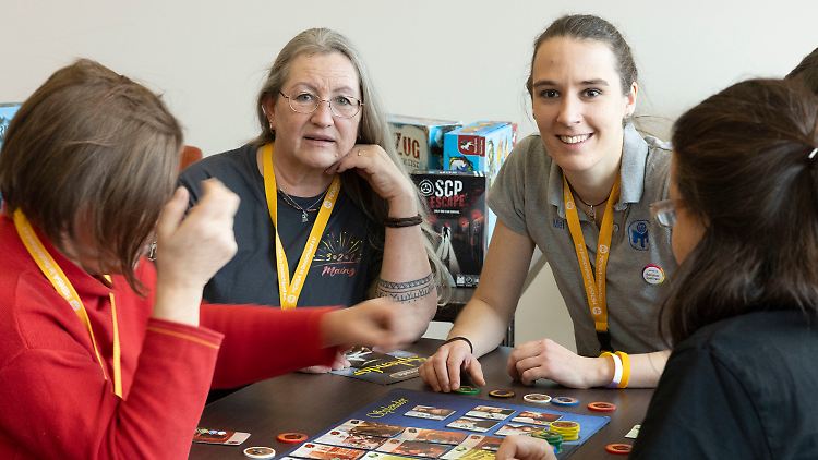 Sybille Beyer (2.v.l) und Mel Jäger (2.v.r) bei einem Treffen von Mitgliedern des Vereins "Mensa" in Mainz.