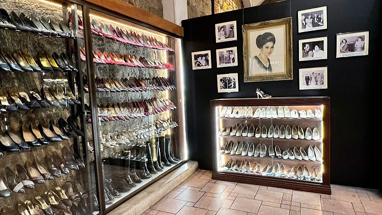 Ein Porträt von Imelda Marcos inmitten ihrer Schuhe. 
