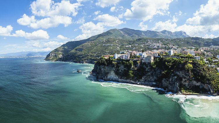 Die Stadt Neapel liegt an der Westküste Italiens.