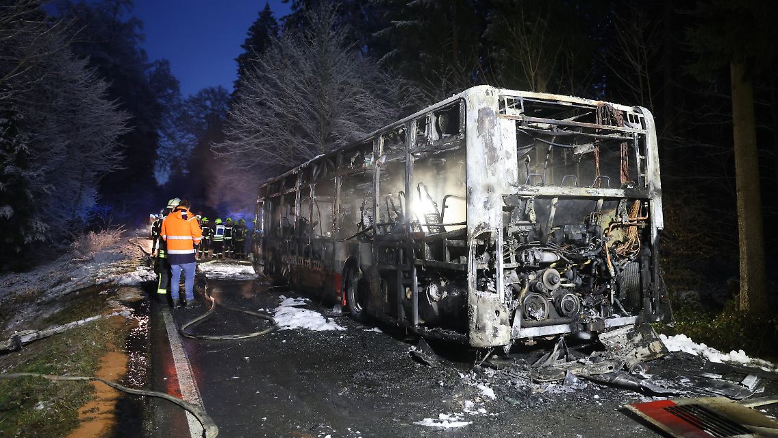 Der Bus brannte vollständig aus.