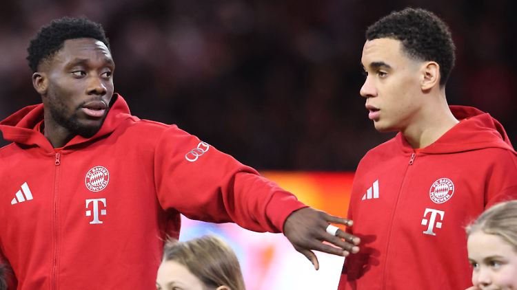 Und was ist mit Alphonso Davies? Angeblich hat sich der Kanadier schon längst mit Real Madrid über einen Wechsel verständigt. Zuletzt war davon aber wenig zu hören. Die Münchner wollen verlängern.