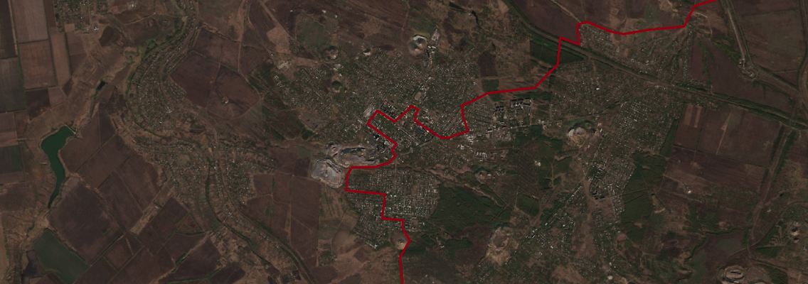 Blick aus dem All auf Torezk: Bildmaterial aus dem europäischen Erdbeobachtungsprogramm Copernicus zeigt das Stadtgebiet im Oktober 2023 mit dem ungefähren Frontverlauf Anfang Januar 2025 (rote Linie).