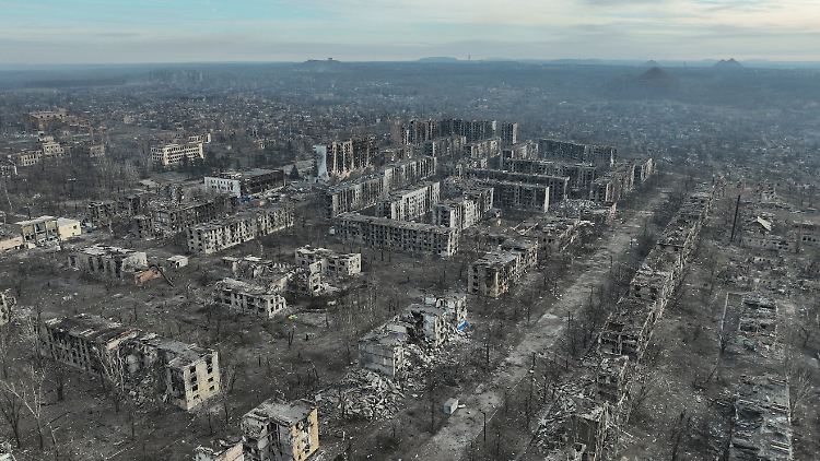 Blick über das Kampfareal im Stadtgebiet von Torezk (Drohnenaufnahme aus dem Dezember 2024).