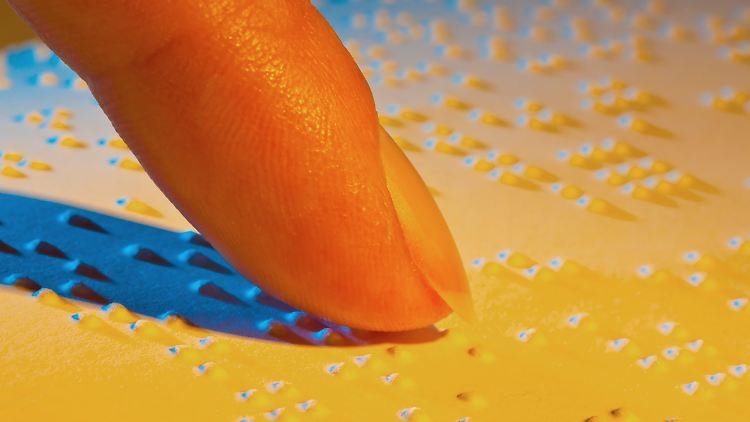 Die Brailleschrift wird Zeichen für Zeichen ertastet und so zu Wörtern aneinandergereiht. Erfahrene Braille-Leser können etwa 100 Wörter pro Minute lesen, sehende Leser schaffen etwa 250 bis 300 Wörter pro Minute.