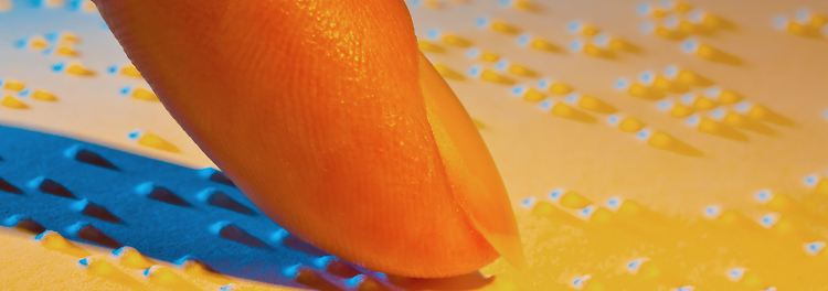 Die Brailleschrift wird Zeichen für Zeichen ertastet und so zu Wörtern aneinandergereiht. Erfahrene Braille-Leser können etwa 100 Wörter pro Minute lesen, sehende Leser schaffen etwa 250 bis 300 Wörter pro Minute.