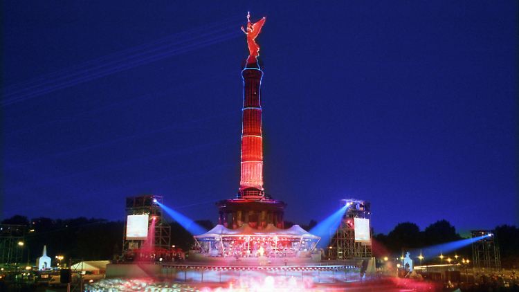 Im Scheinwerferlicht: Die Berliner Siegessäule während der Feierlichkeiten zur Kulturhauptstadt Europas 1988.